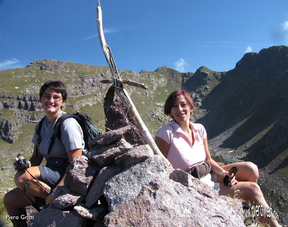 23 Gessica e Roberta sul più alto dei tre Pizzi.JPG